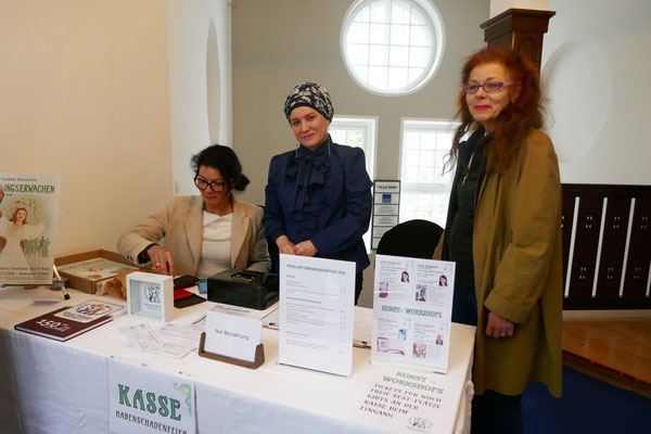 Am Einlass: Margo Stefanowicz, Ibtihal Alkhalidi, Ruth Moch