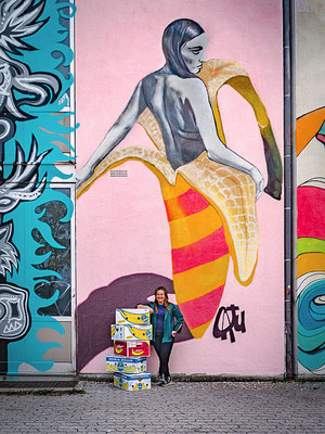 „Unpeel Appeal“, Sprühfarbe auf Betonwand, 6 × 2,5 m