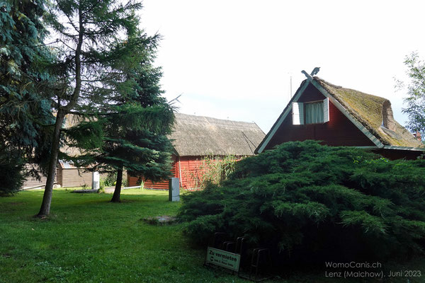 Ferienhäuser bei Biestorf. Bei der Stiftung des Bistums Schwerin erhielt der Bischof ein Dorf im Lande Müritz - bald darauf Bischofsdorf genannt und später abgekürzt Bisdorf. Daraus wurde Biestorf.