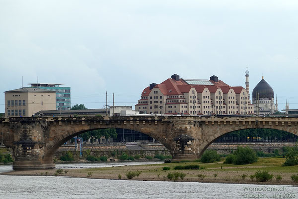 Das Maritim Hotel im ehemaligen Erlweinspeicher, der bis 1991 als Lager für Wolle, Tabak, Gewürze und Stoffe diente. Dahinter der Kuppelturm der ehemaligen Yenidze Zigaretten-Fabrik, im Stil einer Moschee, und einem Minarett als Schornstein.