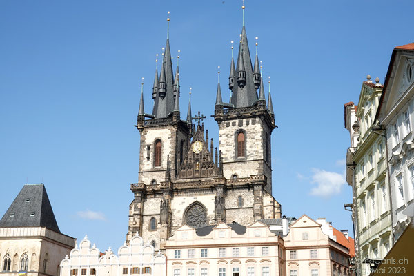 Teynkirche, Kirche der Jungfrau Maria vor dem Teyn. Die Bezeichnung Teynhof (Týn) geht auf einen historischen Handelshof in Alt-Prag zurück, auch Ungelt genannt.