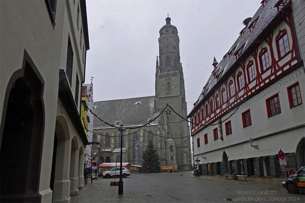 St. Georgskirche, eine spätgotische Hallenkirche mit dem 90 Meter hohen Glockenturm "Daniel". Sie ist das grösste Gebäude, welches aus Suevit, dem Schwabenstein, erbaut wurde. 