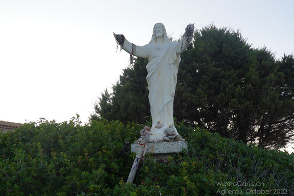 Zehn Meter vor der Kirche wurde eine Jesus-Statue platziert, der schützend ihre Arme ausbreitet