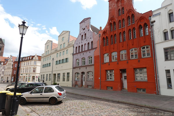 Die Häuser der Lübschen Strasse 72 bis 76 zeigen unterschiedliche Formen von Mauerankern. Von den Hausnummern 74 und 76 sind nur noch die Fassaden erhalten, alles dahinter wurde in den 1930er Jahren neu gebaut.