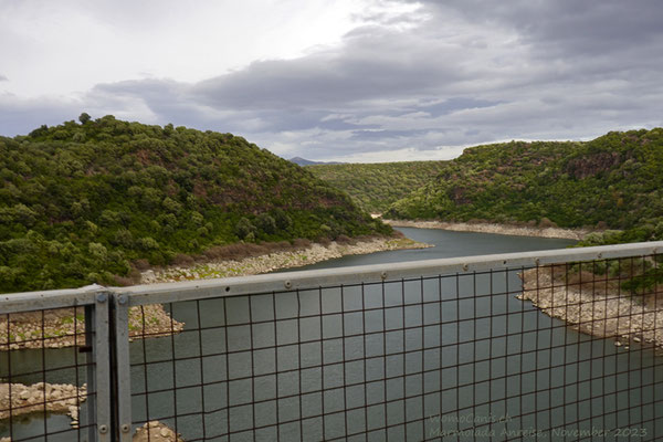 Der Stausee ist knapp 1 Quadratkilometer gross und wurde im wesentlichen zur Regulierung des Hochwassers gebaut