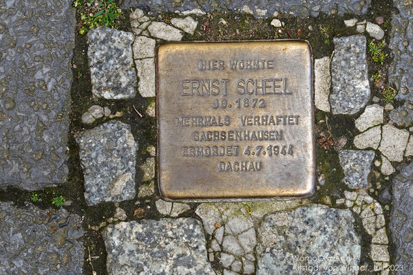 Ernst Scheel wuchs in Wismar auf und wurde als politischer Häftling in Dachau getötet. Sein 'Stolperstein' befindet sich an der Böttcherstrasse 4, seinem letzten freiwilligen Wohnort. So wie dieser erinnern 30 weitere Stolpersteine an die Opfer der Nazis.