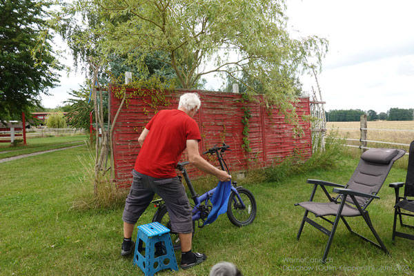 Das eBike muss in der Schweiz in die Reparatur und wird vorab vom angesammelten Schmutz befreit.