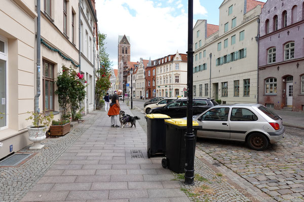 Bei den geparkten Autos, sehen wir wie schön es ist, dass Basels Innerstadt autofrei ist. 