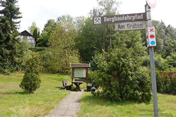 Ab hier geht es auf dem Berglehrpfad den Hüttengraben 2 hoch. Dieser führte einst des Wasser der Innerste und das Abfallwasser der Lautenthaler Gruben zum Betrieb der Silberhütte. Ab ca. 1901 diente es als Antrieb einer E-Turbine zur Stromerzeugung