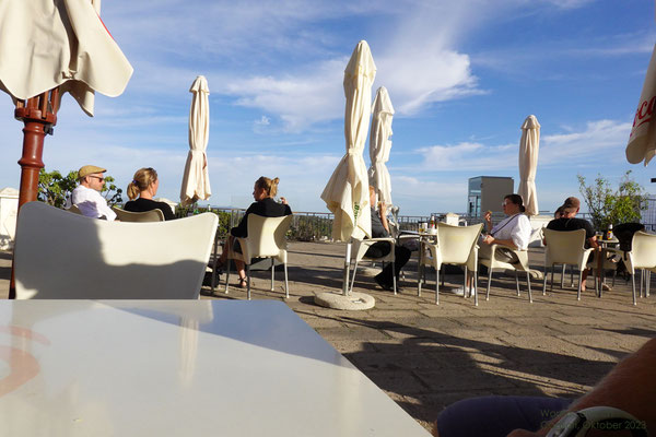 Auf der Piazzetta Mercede Mundula lädt die Terrasse hungrige und durstige Gäste zum verweilen ein