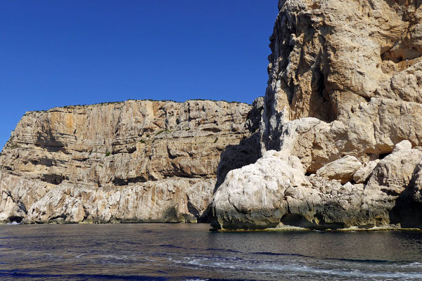 Wir kurven um die Felsnase herum und ganz links sieht man bereits ein Boot vor dem Eingang der Grotte ankern