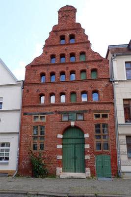 Haus am Spiegelberg 48a, 4-geschossiger barocker Speicher, gebaut 1664 als Dielenhaus mit florentinerrotem Giebel und Rundabschluss; 2018 wurde es saniert und zu einem Wohn- und Bürohaus umgebaut.