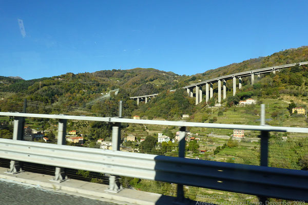 Über die Stadtautobahn kommen wir schnell durch Genua, bevor die E25 nach Alessandria abzweigt und sich in einem spektakulären Bogen den Berg hoch windet 