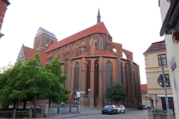 St. Nikolai Kirche: 85m lang, 58m breit, Mittelschiff 37m hoch, Turm 64 (vor dem Einsturz 1703 - 120m).