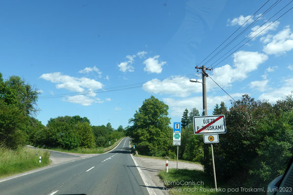 Zum Glück können wir gleich links auf die Strasse zum Campingplatz abbiegen