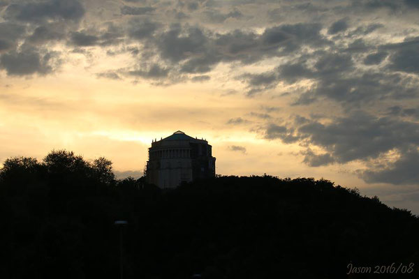 ... mit Blick auf die Befreiungshalle