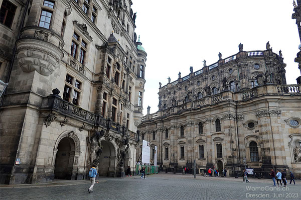 Rechts nochmals ein Blick auf die Hofkirche und links das Georgentor - der Eingang zum Residenzschloss - mit den mächtigen Figuren .
