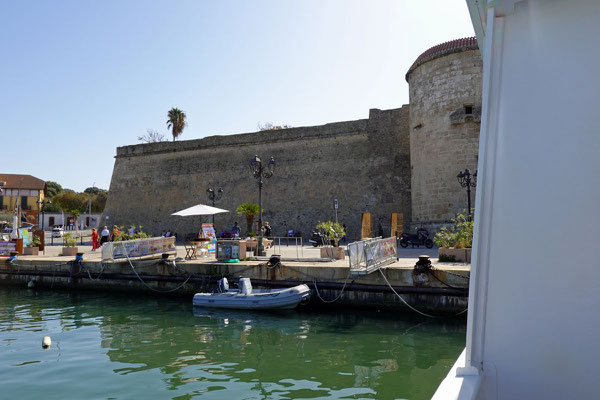 Die Fahrt beginnt vor den Mauern der Altstadt von Alghero