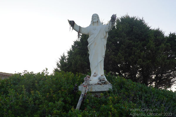 Zehn Meter vor der Kirche wurde eine Jesus-Statue platziert, der schützend die Arme zum Meer hin hält. 