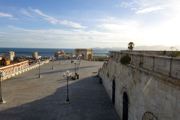 Die Aussichtsterrasse oberhalb der Bastione di Saint Remy wurde erst 1901 auf die alte Bastion aus piemontesischer Zeit gebaut und bietet einen herrlichen Blick in Richtung Hafen