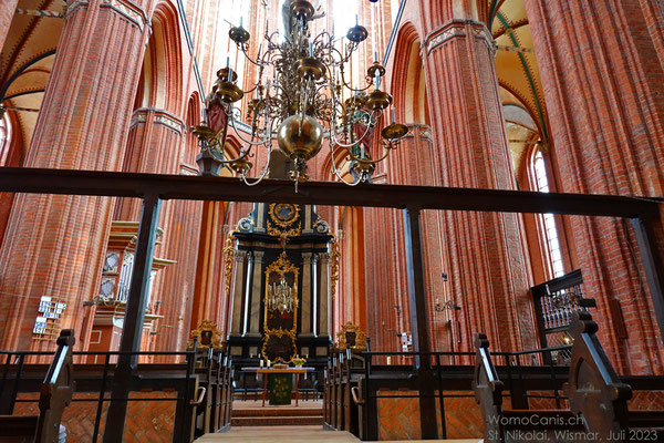Triumphkreuz und barocker Hauptaltar. Das Triumphkreuz stammt aus dem ehemaligen Dominikanerkloster.