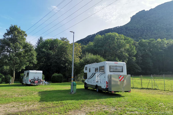 Unser Stellplatz auf dem Monte Ceneri, herrlich ruhig und mit Blick auf die Berge gelegen