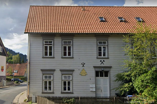 Königliches Hüttenamt. 1732 wurde es als Betriebsgebäude gebaut. Im 19. und 20. Jahrhundert war es Verwaltungsgebäude und Wohnung der Hüttenreuter, Bergräte und Hüttenmeister