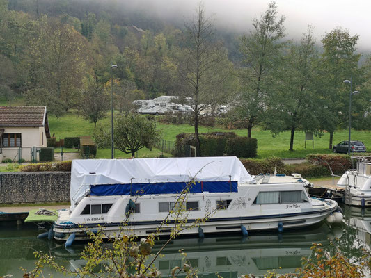 Der Stellplatz liegt direkt beim kleinen Hafen am Kanal.