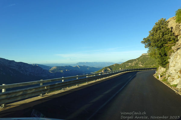 Dem Bergrücken entlang geht's auf der gut ausgebauten SS125 Richtung Dorgali.