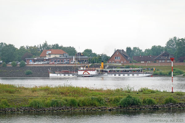 Raddampfer 'Kaiser Wilhelm', der neben den modernen Schiffen täglich auf der Elbe auch bis Hamburg fährt