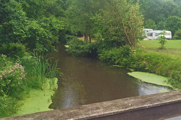 Die ruhig dahin fliessende Böhme kann aber bei Hochwasser weit über die Ufer hinaus treten