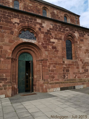 Das Eingangsportal der Kirche