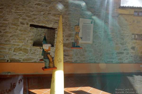 Aber durch die Fenster sehen wir zumindest einige der Holzfiguren, welche in der Geschichte von Pinocchio vorkommen