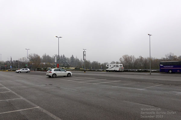 Auf dem Parkplatz des Outlets