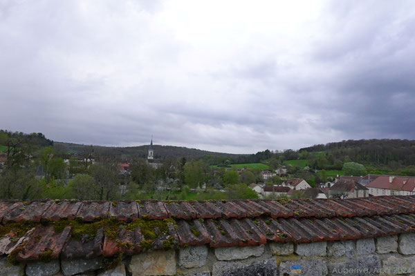Endlich gibt die Mauer den Blick frei auf Dorf und Kloster