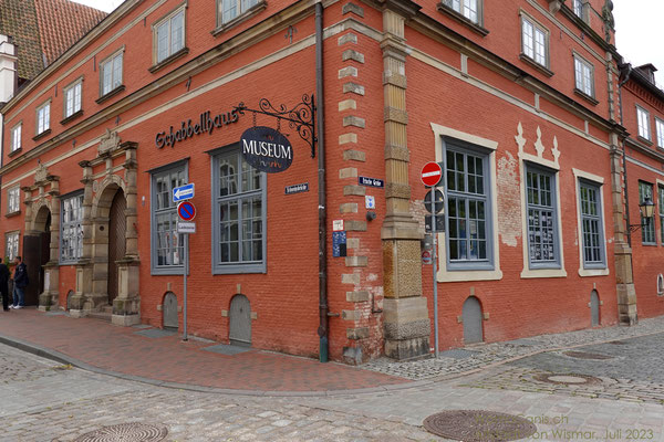 Das Museum Schabbell bei der Schweinsbrücke in dem Altes und Zeitgenössisches der Stadt Wismar ausgestellt ist 