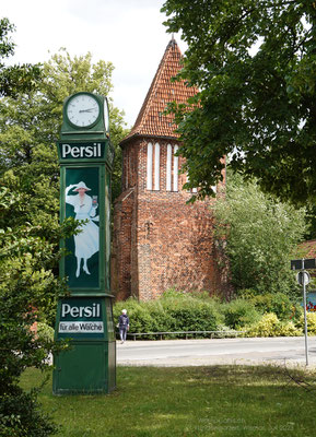 Die Persiluhr und der ehemalige Wasserturm (beides beschrieben im Beitrag zu den Sehenswürdigkeiten Wismars)