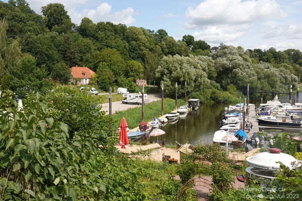 An der Elbe findet sich oft die Kombination von Stellplatz und Hafen