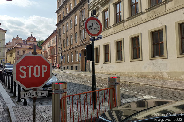 Vor der amerikanischen Botschaft