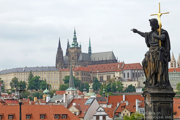Der heilige Johannes der Täufer zeigt hoch zum Schloss von Prag