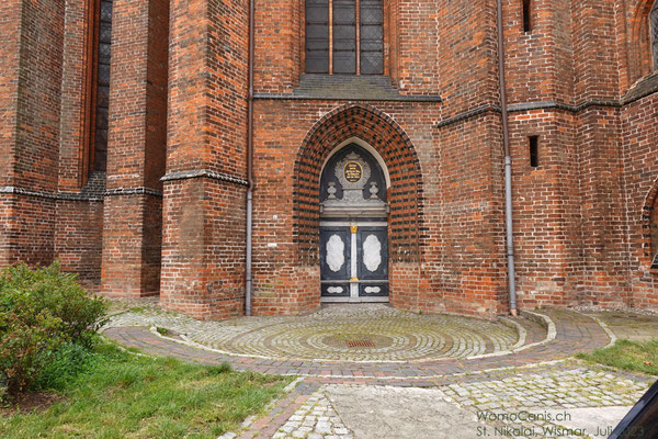 Ein gut verstecktes Portal in die Kirche, das man nur zu sehen bekommt, wenn man auch die schlichtere Rückseite besichtigt. 