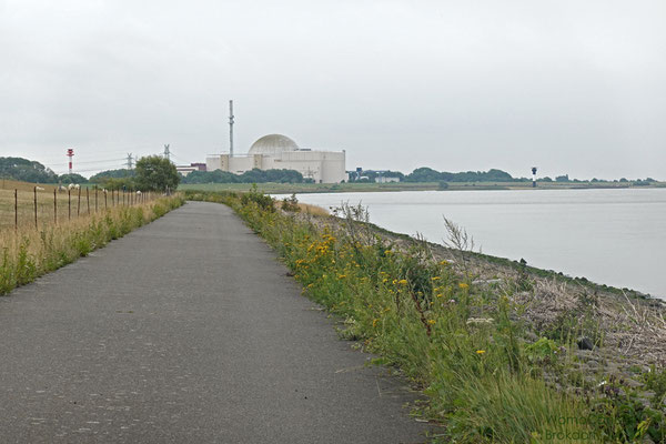 Im Hintergrund ist das stillgelegte Kernkraftwerk zu sehen