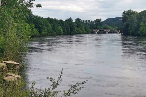 An der Dordogne flussaufwärts ist man zu Fuss in rund 20 Minuten im Ort, bevor der steile Aufstieg beginnt