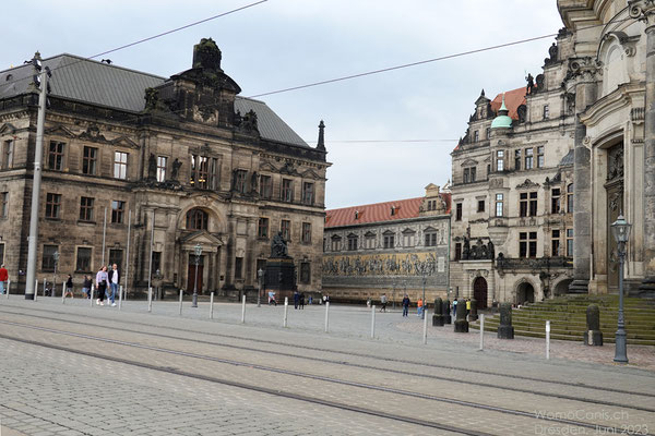 Direkt gegenüber liegt das Oberlandesgericht Dresden und im Hintergrund der Fürstenzug.