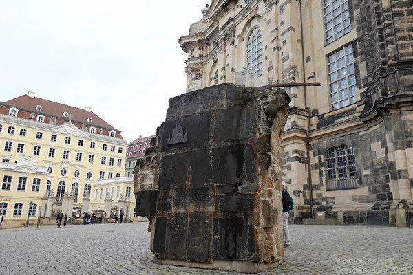 1993 wurde diese Bruchstück von der Kuppel der Frauenkirche aus dem Trümmerberg geborgen und 2005 an dieser Stelle aufgestellt. Ein weiteres Mahnmal an den zweiten Weltkrieg.