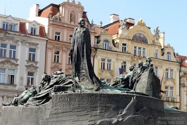Das bronzene Jan-Hus-Denkmal zu Ehren des böhmischen Reformators Jan Hus, welcher 1415 in Konstanz verbrannt wurde (Altstädter Ring)