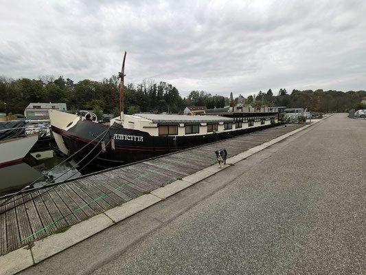 Der Stellplatz liegt direkt beim Hafen.