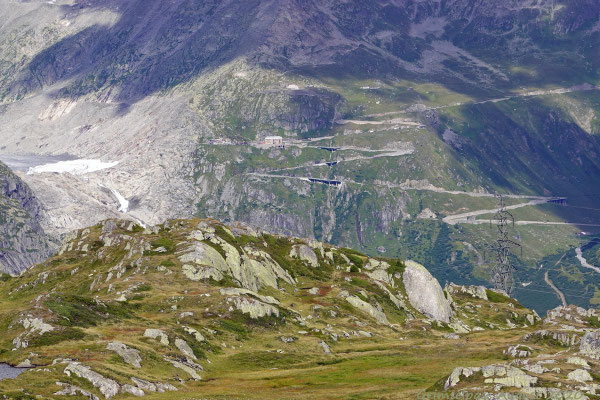 Blick zum knapp 4km entfernten Hotel Belvédère an der Ostseite des Furkapass, von wo aus der Zugang zum Rhonegletscher möglich ist