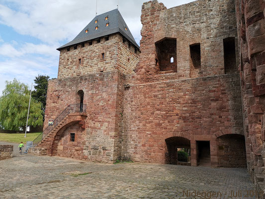 Innerhalb der Burgmauern