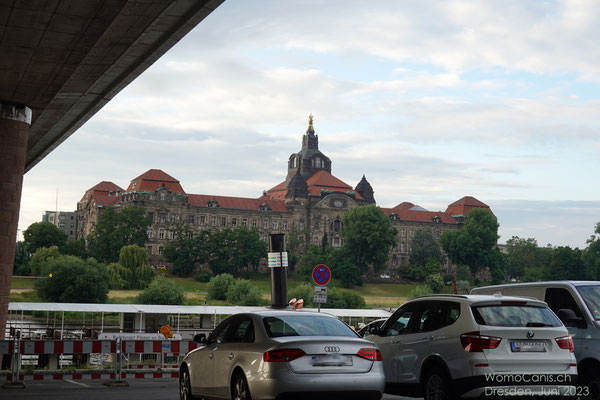  Gebäude der Sächsischen Staatsregierung auf der anderen Elbseite